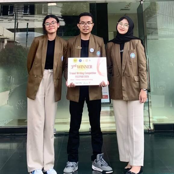 foto mahasiswa prodi destinasi pariwisata Juara 3 Cerdas Cermat Competition - Hanindita A. Genstala, Najla Fitri Maharani, Dinda Khansa Arifia Rahman 2