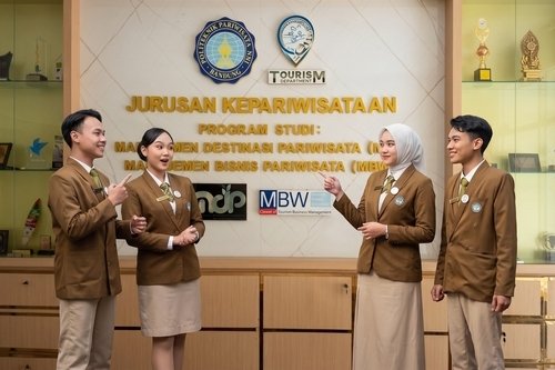 foto mahasiswa jurusan kepariwisataan di lobi front office jurusan kepariwisataan gedung haruman