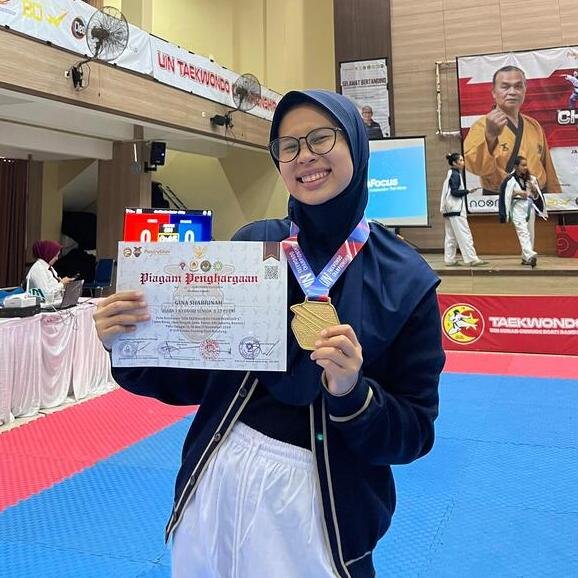 foto mahasiswa prodi destinasi pariwisata juara 1 Kyorugi Senior U 57 Putri UIN 2024