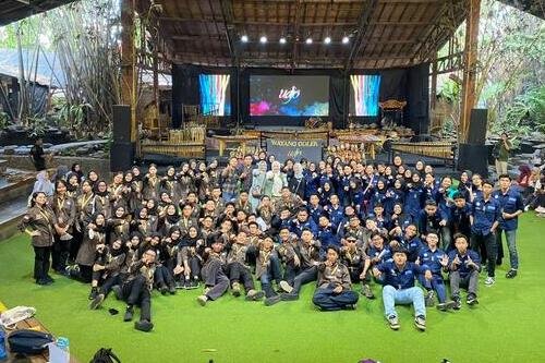 foto praktik mahasiswa jurusan kepariwisataan di saung angklung Udjo