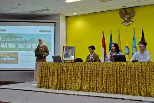 Foto mahasiswa prodi destinasi pariwisata sedang presentasi dengan standar global bersama mahasiswa dari Jepang