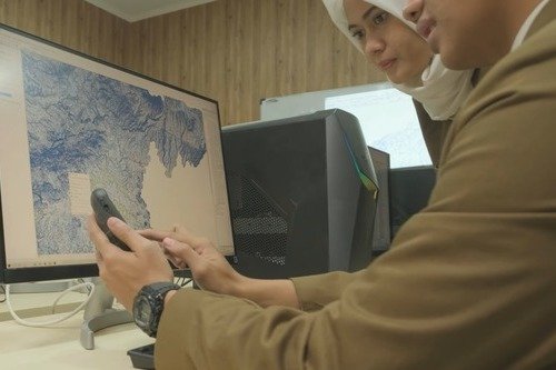 Foto mahasiswa prodi destinasi pariwisata sedang praktik membuat peta destinasi dengan sofware