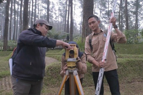 Foto mahasiswa prodi destinasi pariwisata sedang praktik menggunakan teodolit