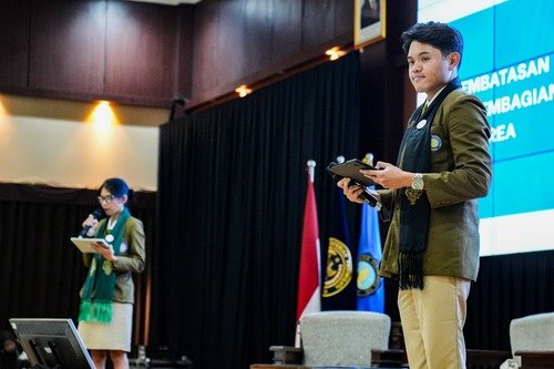 Foto mahasiswa prodi destinasi pariwisata sedang presentasi pitch deck kewirausahaan